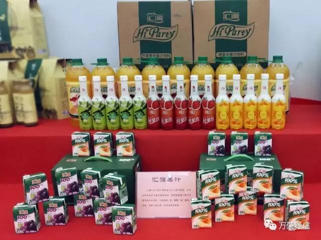 李讷夫妇参观万荣特色产品展